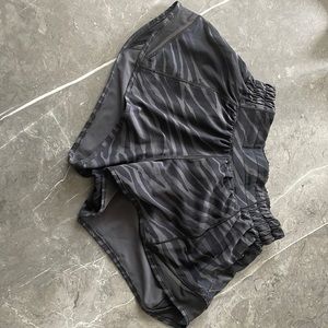 Lululemon hotty hot low rise shorts 2.5”, Black and gray lined print, size 0